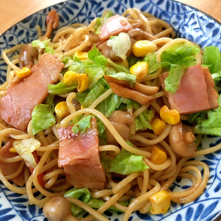 ベーコンとレタスの焼きそば